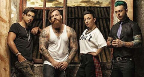 Model grubu dağıldı