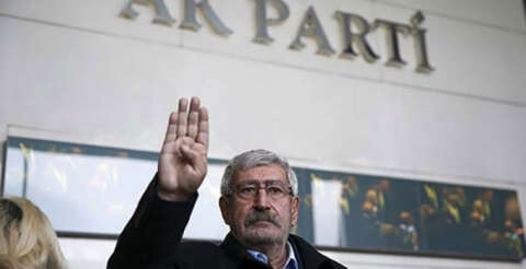 Celal Kılıçdaroğlu "Rabia İşareti" yaparak AK Parti'ye üye oldu