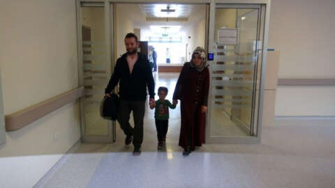 Üç yaşındaki Rabia’nın yanık kolu kesilmekten kurtarıldı