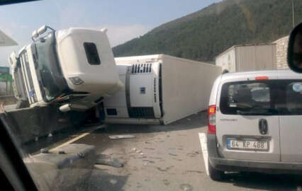 Devrilen tır karşı şeritteki otomobile çarptı: 3 yaralı