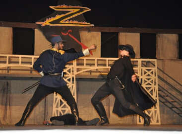 Lise öğrencileri Zorro Müzikalini İngilizce sahneledi