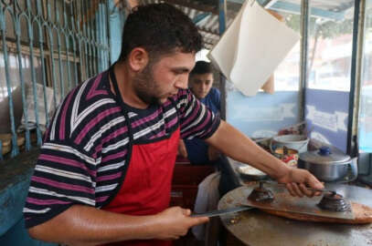 "Ütü tost" yemek için kuyruğa giriyorlar
