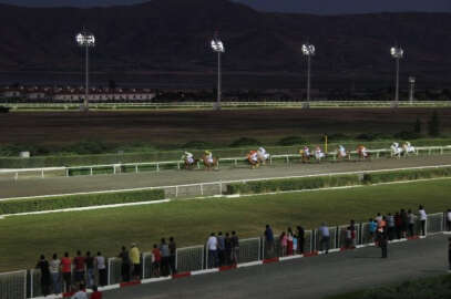 Elazığ’da gece at yarışları başladı