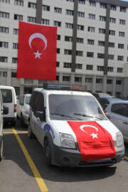 Emniyet binalarına ve araçlara Türk bayrakları asıldı