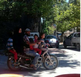 Motosiklette tehlikeli yolculuk