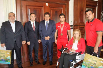 Olimpiyat şampiyonundan valiye ziyaret