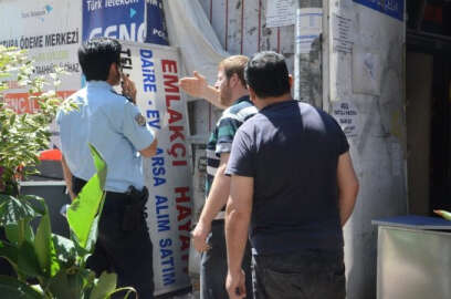 Rüzgarda kopan işyeri tabelası, belediye personelinin başına düştü
