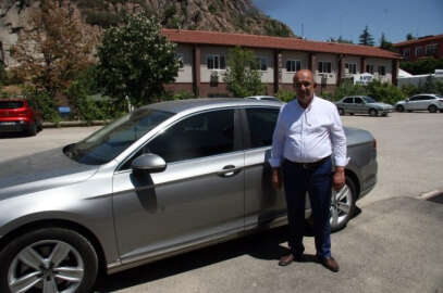 Kırmızı ışıkta bekleyen otomobile mermi isabet etti