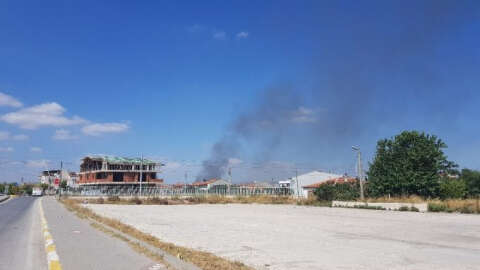 Otoparktaki onlarca araç küle döndü
