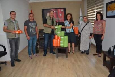 Sokak hayvanları için mama kabı dağıtıldı