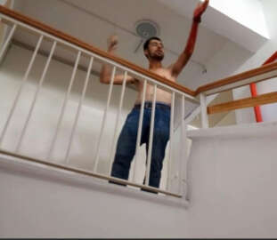 Sığınma evindeki eşini göremeyince kendini kesti