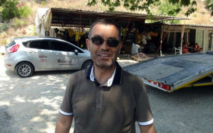 Muz almak isterken aracından oluyordu