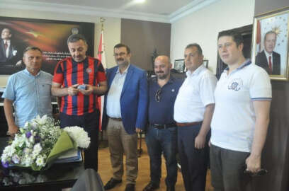 Emniyet müdürü misafirlerini formayla karşıladı