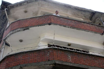 Evinden çıkmayan engelli vatandaş yıkımı erteletti