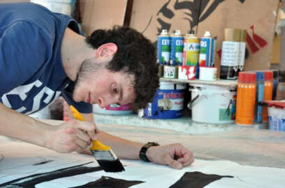 Tribünlerde başladı, artık evlenecekler için pankart hazırlıyor