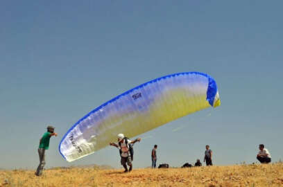 Meslektaşları şehit öğretmen Şenay Aybüke anısına yamaç paraşütü yaptı