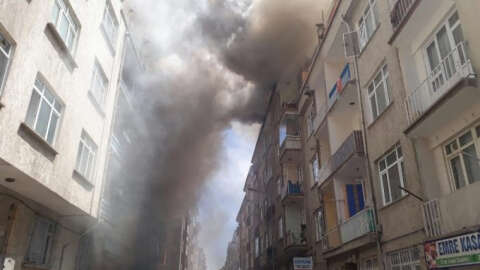 Elazığ’da, çatılara sıçrayan yangını  ekipler kontrol altına almaya çalışıyor