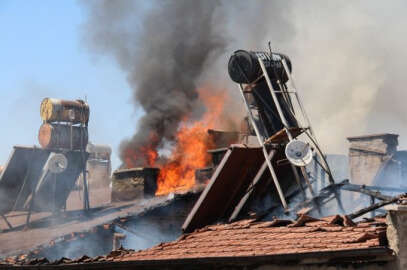 Elazığ’da 4 binanın çatısı yandı