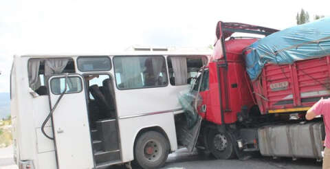 Cuma namazına giden işçilerin bulunduğu otobüs kaza yaptı: 27 yaralı