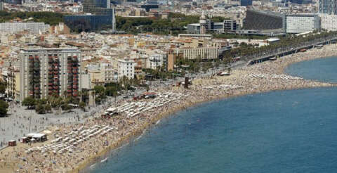 Barcelona'da turizm karşıtı kampanya: Tur otobüsünün lastiklerini kestiler