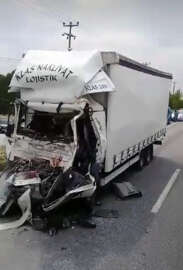 Kamyon, mermer yüklü tıra çarptı: 1 yaralı