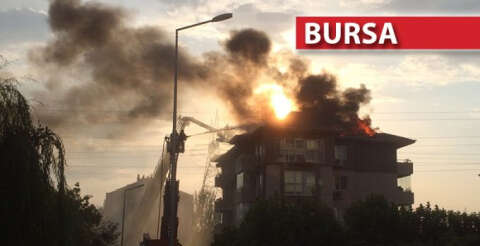 Bursa'da 5 katlı binanın çatısı alev alev yandı