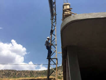 Kışın eksi 36 derecede çalışıyor, yazın ise 41 derecede ter döküyorlar