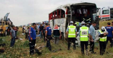 Merizifon'da yolcu otobüsü devrildi: 6 ölü 35 yaralı