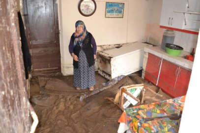 Sel suları kanalın beton zeminini patlattı