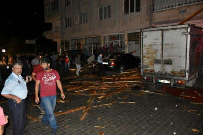 Tosya’da şiddetli yağmur ve rüzgar evlerin çatısını uçurdu