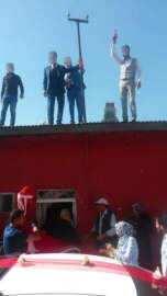 Gelin çıkarma merasiminde tabancalarla havaya ateş açan 2 genç tepki topladı