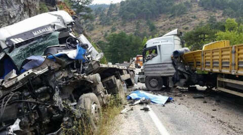 Isparta’da tır ve kamyon kafa kafaya çarpıştı: 2 ölü