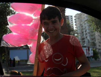 Suriyeli çocuklar ekmeklerini pamuk şekerden çıkartıyor