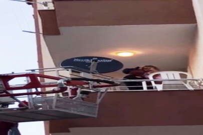 İtfaiyeciden evde mahsur kalan çocuğa şefkat öpücüğü