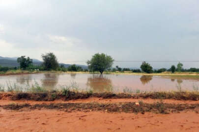 Aşırı yağış yolu kapattı, tütün tarlalarını vurdu