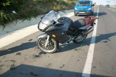 Otomobile çarpan motosikletli yaralandı