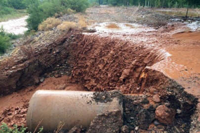 Aşırı yağış tarları vurdu, yolları tahrip etti