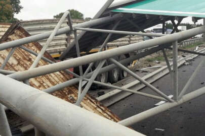 TEM Otoyolu’ndaki tır kazasında araç sürücüsü hayatını kaybetti