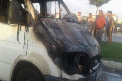 Minibüs seyir halindeyken alev alev yandı