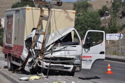 Kamyon yüksek gelirim hattı direğine çarptı