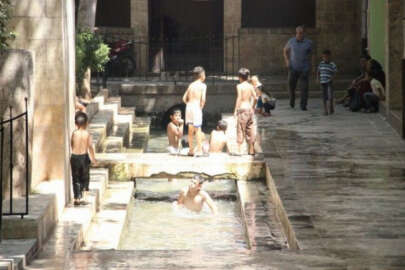 Şanlıurfalılar 45 dereceyi aşan sıcakta serinlemek için her yolu deniyor