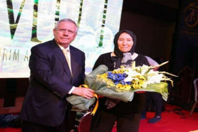 Aziz Yıldırım’dan iş adamı Samut’a ödül