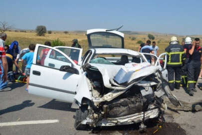 Kamyondaki tomruklar otomobilin üzerine devrildi: 8 yaralı