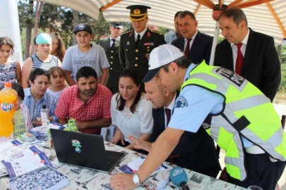 Sürücüleri kaza görüntüleri ve şekerle uyardılar