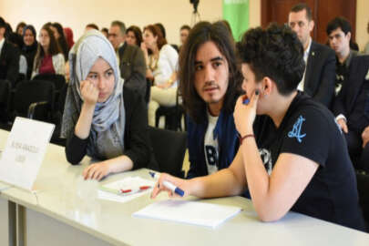 Bursa'da öğrenciler bilgilerini yarıştırdı