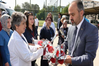Başkan Aktaş'tan hemşirelere 'karanfilli' kutlama