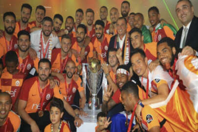 Şampiyon Galatasaray kupayı kaldırdı!