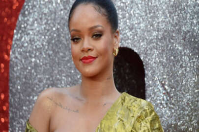 Rihanna'dan babasına soyadı davası