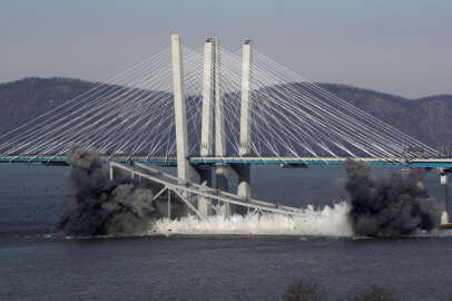 Dinamitle yıkılan bina ve köprülerin 'etkileyici' görüntüleri