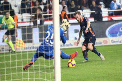 Başakşehir, Antalyaspor'u tek golle geçti